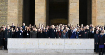 Milli Eğitim Bakanı Ziya Selçuk ve Öğrenciler Anıtkabir'i Ziyaret Etti