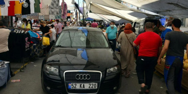 ‘3 Tişört Alana Otomobil Bedava!' İstanbul’da, Pazar Alanına Park Edilen Otomobili Esnaf Yolun Ortasına Taşıdı