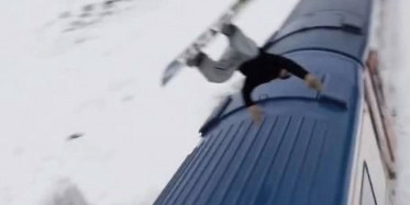 Ankara-Kars seferinde Snowboardcu Süleyman Atlı’nın tren üzerindeki akrobatik hareketleri!