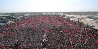 Büyük İstanbul Mitingine Z Kuşağı akın etti: Bu seçim vatan sevgisidir