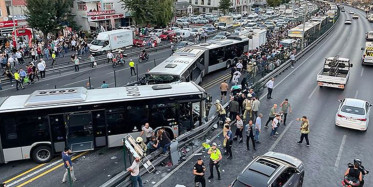 İstanbul’da trafik mağduriyeti: İETT otobüsleri kaza yaptı, trafik kilitlendi!