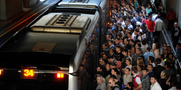 İstanbul’un ulaşım çilesi bitmiyor: Mahşer yerine dönen metrobüs sırasında vatandaş isyan etti