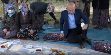 Kılıçdaroğlu İşçilerin Yer Sofrasına Ayakkabılarını Çıkarmadan Oturdu