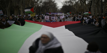 Uluslararası tepkiler büyüdü: İspanya'da binlerce kişi, Gazze'ye destek için dev bir Filistin bayrağı oluşturdu!