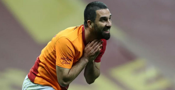 Bodrum FK - Eyüpspor maçında ortalık kızıştı: Arda Turan yaralandı, o anlar kameraya yansıdı!