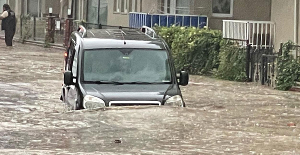 Bursa’da sağanak yağış hayatı felç etti: Araçlar sürüklendi, iş yerlerini su bastı